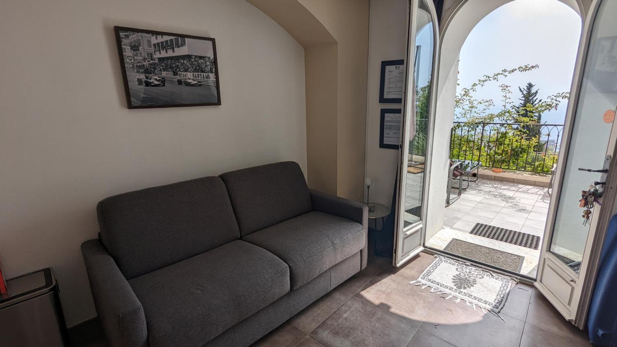 Le Mas D'Angeline, Vue Mer, Jardin Commun, Parking, Voiture Requise, 10 Min En Voiture De Monaco, Route Etroite, Pente Raide, Croisement Limite, Sea View, Shared Garden, Parking, Car Required, 10 Min Drive From Monaco, Narrow Steep Road, Limited Pass Beausoleil Luaran gambar