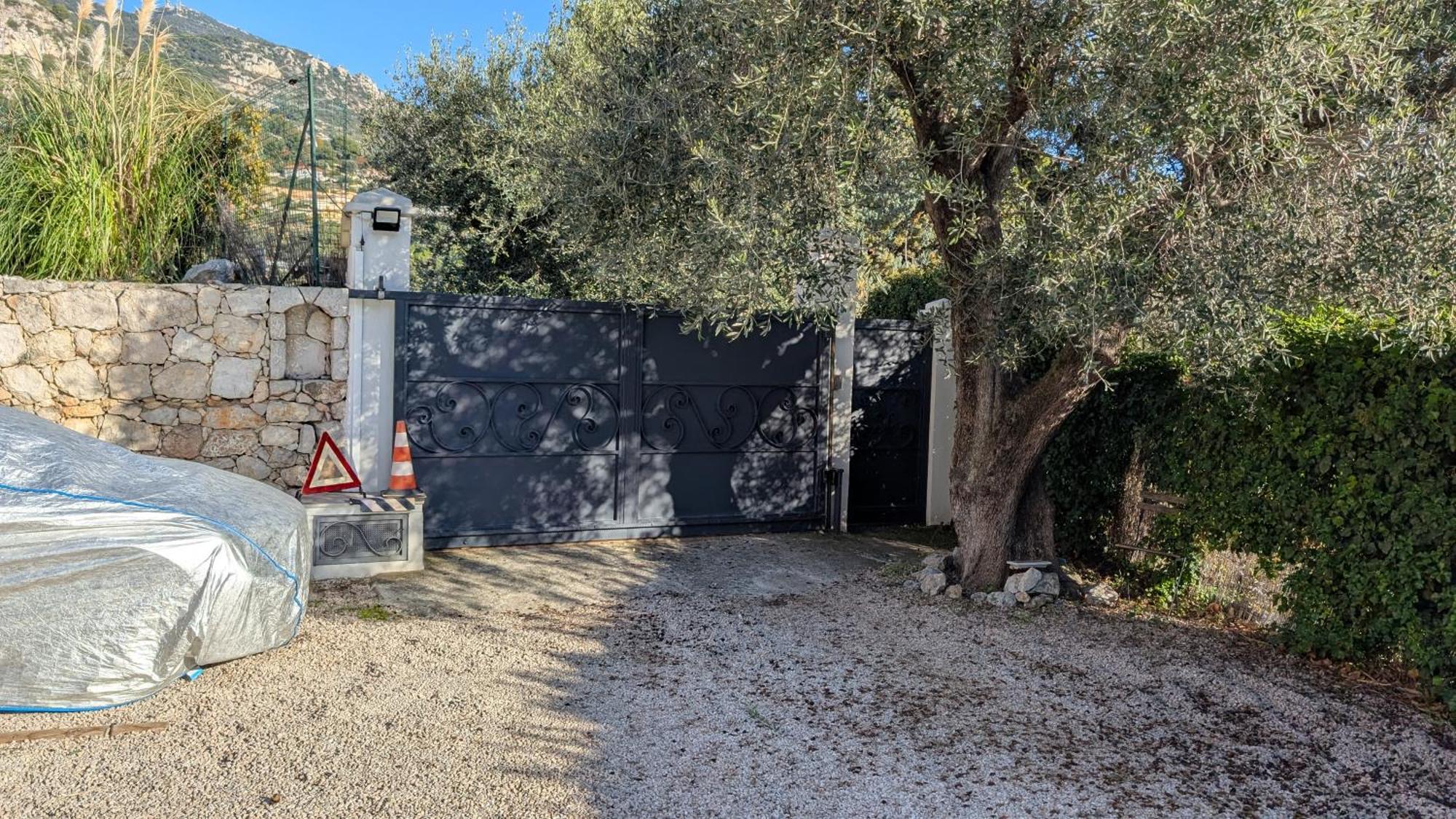 Le Mas D'Angeline, Vue Mer, Jardin Commun, Parking, Voiture Requise, 10 Min En Voiture De Monaco, Route Etroite, Pente Raide, Croisement Limite, Sea View, Shared Garden, Parking, Car Required, 10 Min Drive From Monaco, Narrow Steep Road, Limited Pass Beausoleil Luaran gambar