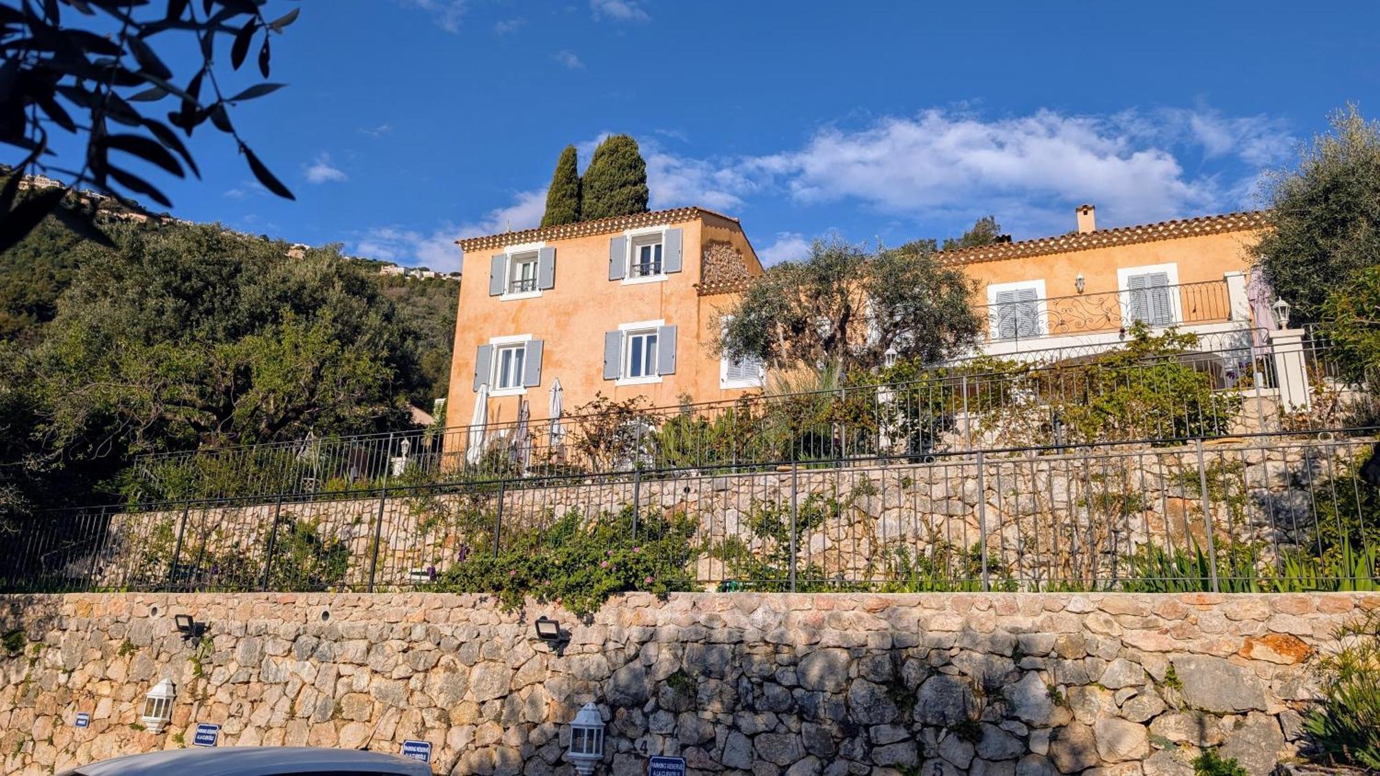 Le Mas D'Angeline, Vue Mer, Jardin Commun, Parking, Voiture Requise, 10 Min En Voiture De Monaco, Route Etroite, Pente Raide, Croisement Limite, Sea View, Shared Garden, Parking, Car Required, 10 Min Drive From Monaco, Narrow Steep Road, Limited Pass Beausoleil Luaran gambar