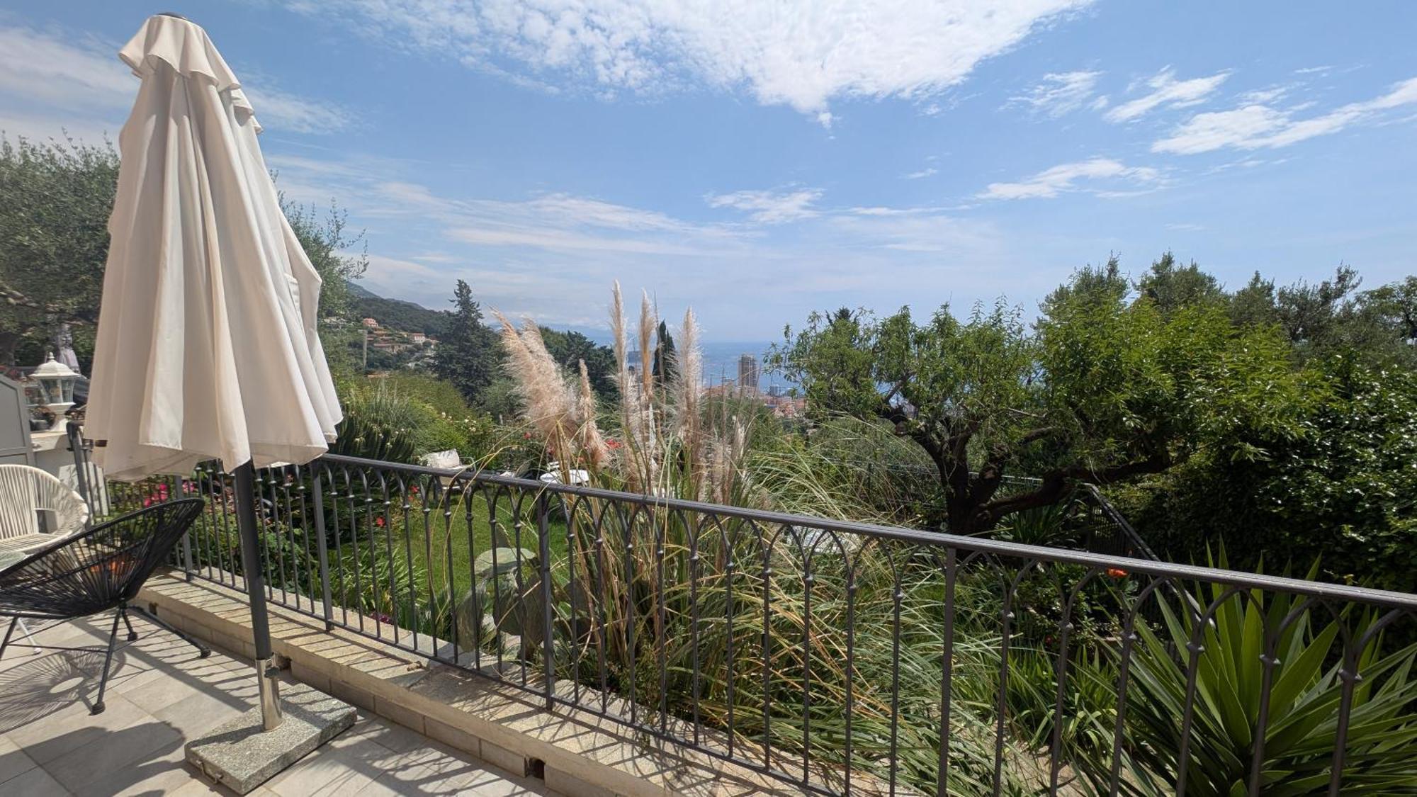 Le Mas D'Angeline, Vue Mer, Jardin Commun, Parking, Voiture Requise, 10 Min En Voiture De Monaco, Route Etroite, Pente Raide, Croisement Limite, Sea View, Shared Garden, Parking, Car Required, 10 Min Drive From Monaco, Narrow Steep Road, Limited Pass Beausoleil Luaran gambar